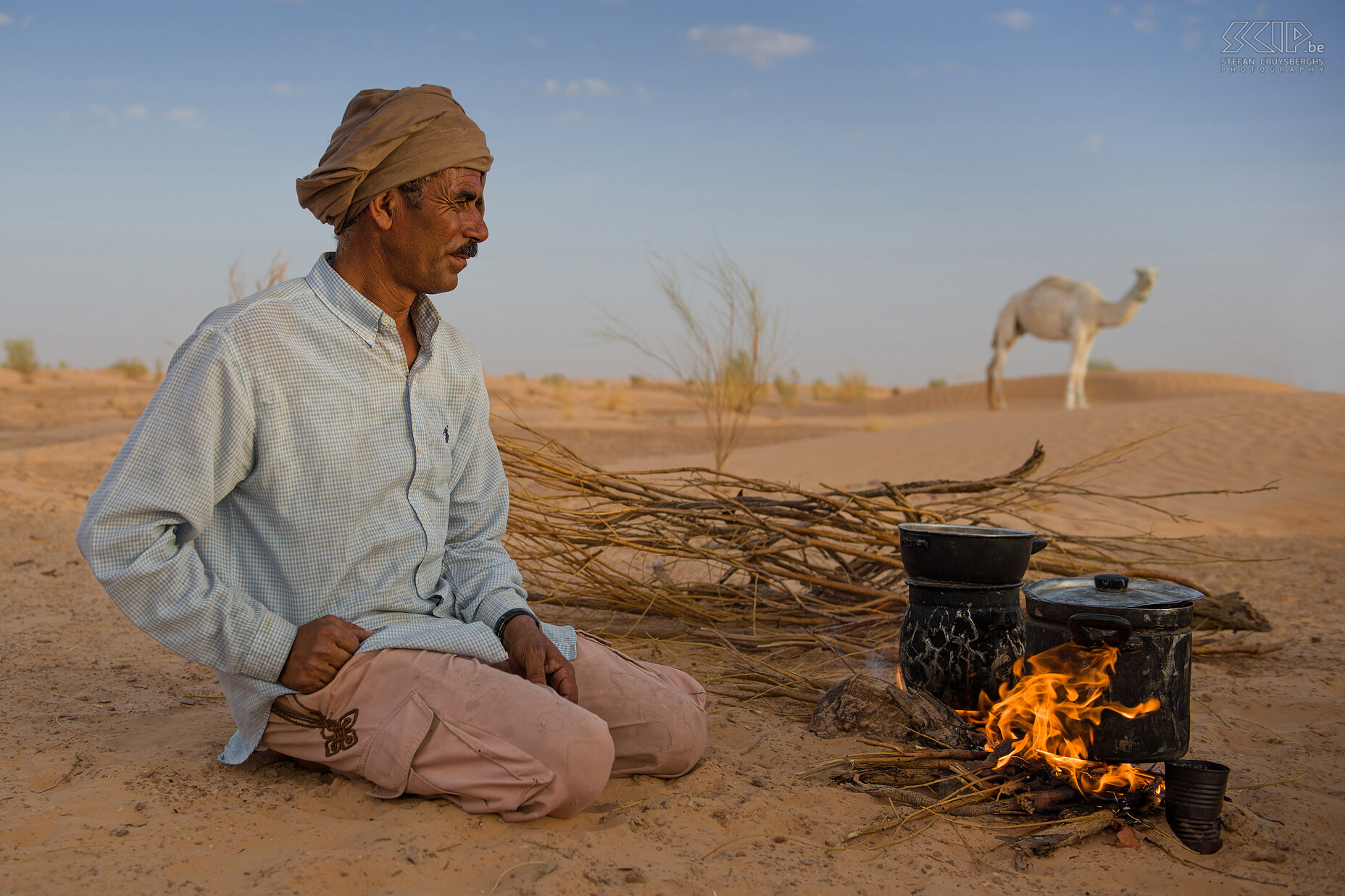 Kokende bedoeien Onze begeleider Abdellah begint met koken van onze eerste avondmaal in de woestijn. De Bedoeïenen zijn Berbers die traditioneel een nomadisch bestaan kennen en een groot leefgebied hebben dat bijna de gehele Sahara omvat. Tegenwoordig leven de meeste onder hen ook in kleine oasen of in dorpen. Stefan Cruysberghs